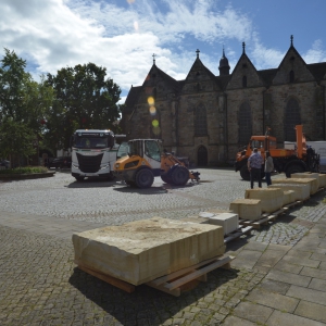 ... von Firma Wesling geliefert und mit dem Unimog von WestfalenWeser über den Kirchplatz bewegt.